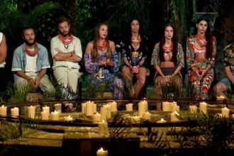 Στιγμιότυπο από το Συμβούλιο του Νησιού στο Survivor, με τον Γιώργο Λιανό να κάνει μια κρίσιμη ανακοίνωση στους έκπληκτους παίκτες.