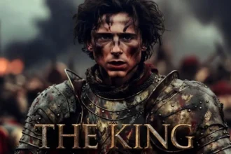 Ο Τιμοτέ Σαλαμέ με μεσαιωνική πανοπλία, λερωμένος από τις μάχες, σε μια δραματική σκηνή από την ταινία The King του Netflix.