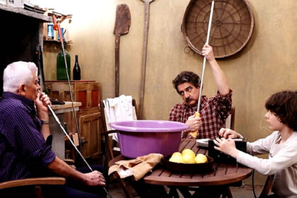 Οι οικογένειες Χαμπέα και Τριαντάφυλλου σε στιγμές απόλυτου πανικού κατά τη διάρκεια του πασχαλινού τραπεζιού στα νέα επεισόδια της σειράς Το Σόι Σου.