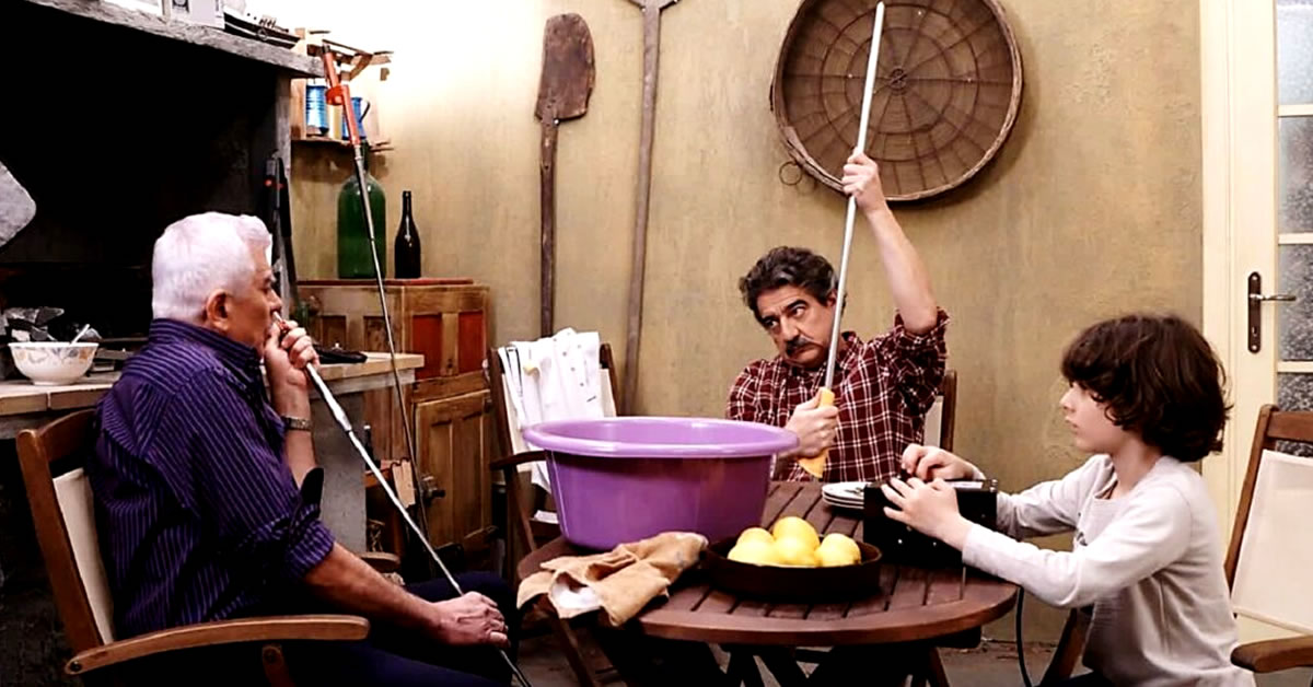 Οι οικογένειες Χαμπέα και Τριαντάφυλλου σε στιγμές απόλυτου πανικού κατά τη διάρκεια του πασχαλινού τραπεζιού στα νέα επεισόδια της σειράς Το Σόι Σου.