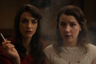 Στιγμιότυπο από τη σειρά «Το Σπίτι Δίπλα στο Ποτάμι» με τη Μελισσάνθη σε κατάσταση περισυλλογής και την Ιουλία να δείχνει εξαντλημένη από τις εξελίξεις.