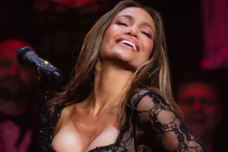 Η Τζένιφερ Λόπεζ ποζάρει με ένα εντυπωσιακό μαύρο εξώπλατο φόρεμα, ολοκληρώνοντας την περιοδεία της στο Λας Βέγκας.