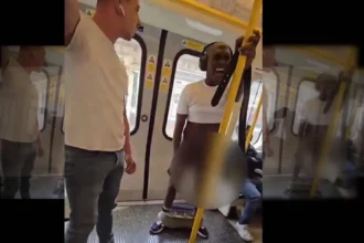 Σοκαρισμένοι επιβάτες σε βαγόνι τρένου στη Βρετανία ακινητοποιούν έναν άνδρα που προκάλεσε αναταραχή.