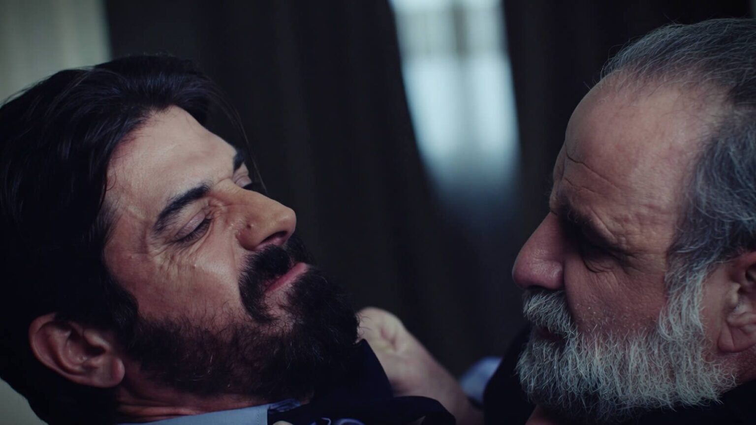 Ο Παύλος Μαρκόπουλος σημαδεύει με όπλο τον Νικόλαο στο επεισόδιο της 25ης Μαΐου της σειράς Άγιος Έρωτας.