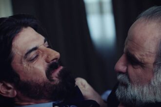 Ο Παύλος Μαρκόπουλος σημαδεύει με όπλο τον Νικόλαο στο επεισόδιο της 25ης Μαΐου της σειράς Άγιος Έρωτας.