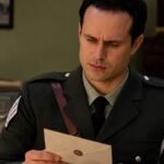 Ο Νικηφόρος διαβάζει το γράμμα του Σωτήρη που καίει τον Μαρκόπουλο στα νέα επεισόδια της σειράς Άγιος Έρωτας.
