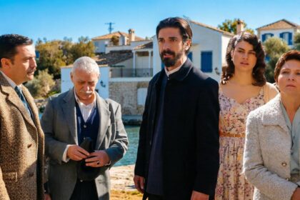 Ο Νικόλαος κατηγορεί δημόσια τον Παύλο ως δολοφόνο μπροστά στον όχλο στη σειρά Άγιος Έρωτας