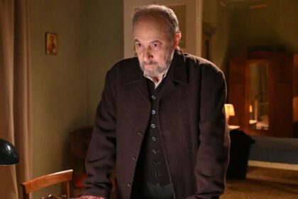 Ο Λεωνίδας παίρνει αποφάσεις στη σειρά Άγιος Έρωτας του Alpha.