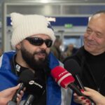 Ο Ακύλας χαμογελαστός στο αεροδρόμιο λίγο πριν την αναχώρησή του για τη Βιέννη και τη Eurovision 2026 με το τραγούδι Ferto