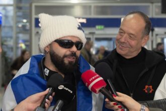 Ο Ακύλας χαμογελαστός στο αεροδρόμιο λίγο πριν την αναχώρησή του για τη Βιέννη και τη Eurovision 2026 με το τραγούδι Ferto