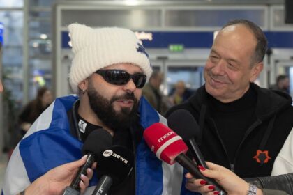 Ο Ακύλας χαμογελαστός στο αεροδρόμιο λίγο πριν την αναχώρησή του για τη Βιέννη και τη Eurovision 2026 με το τραγούδι Ferto
