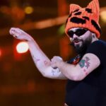 Ο Akylas στη σκηνή της Eurovision 2026 ερμηνεύοντας το «Ferto» στον ημιτελικό.