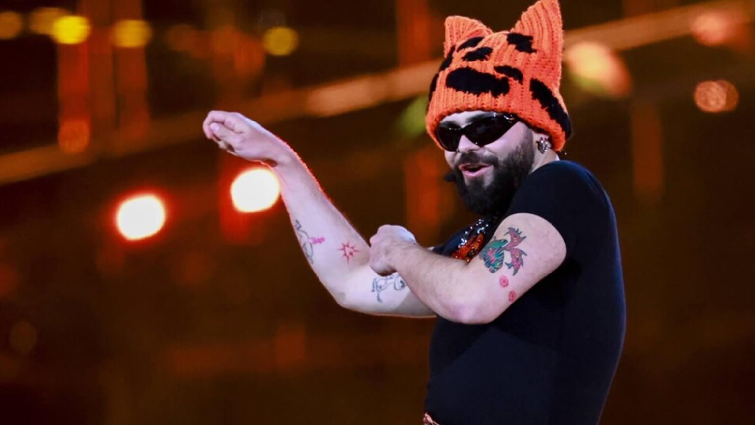 Ο Akylas στη σκηνή της Eurovision 2026 ερμηνεύοντας το «Ferto» στον ημιτελικό.