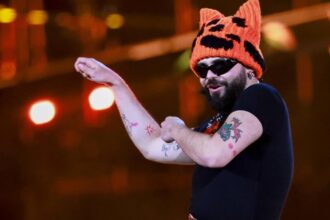Ο Akylas στη σκηνή της Eurovision 2026 ερμηνεύοντας το «Ferto» στον ημιτελικό.