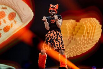Ο Ακύλας επί σκηνής στη Eurovision 2026 μετά την κλήρωση για τον μεγάλο τελικό.