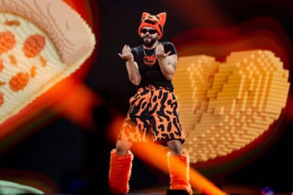 Ο Ακύλας επί σκηνής στη Eurovision 2026 μετά την κλήρωση για τον μεγάλο τελικό.