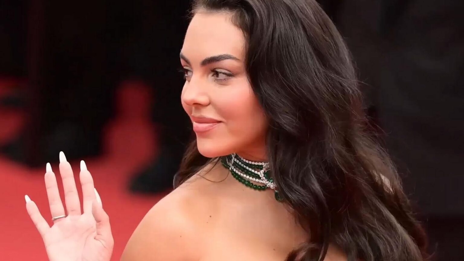 Η Georgina Rodriguez στο κόκκινο χαλί των Καννών με κοσμήματα Chopard