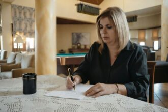 Η Ασπασία αφήνει ένα σπαρακτικό γράμμα στην Κούλα πριν τον θάνατό της στη σειρά Η Γη της Ελιάς
