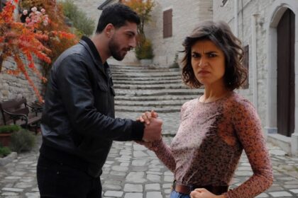 Η Ασπασία και η Αλεξάνδρα στέλνουν τη Χριστιάνα στον εισαγγελέα ενώ ο Παυλής απάγει τον Ρούσσο στη Γη της Ελιάς