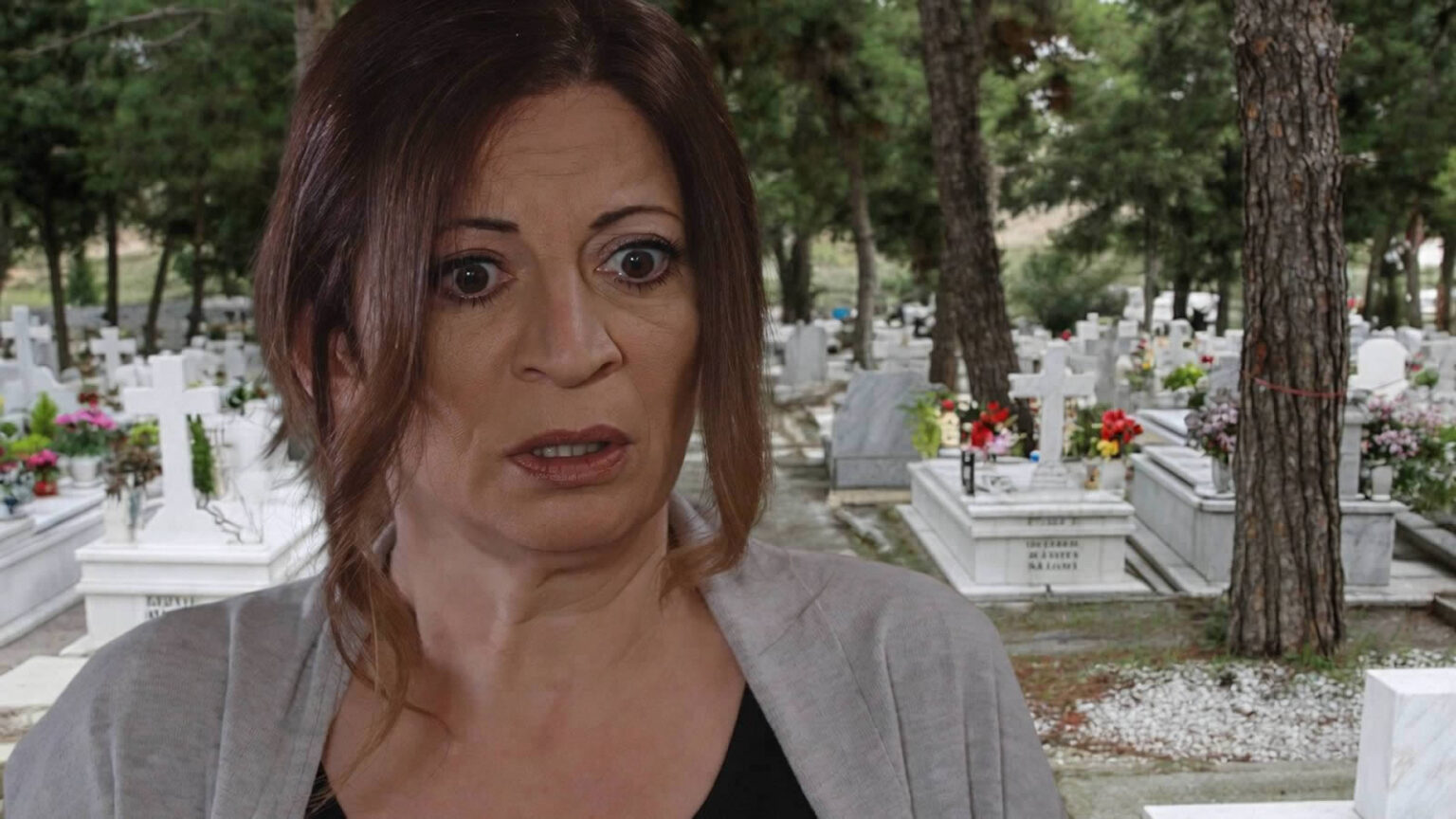 Η Κούλα βρίσκει το άψυχο σώμα της Ασπασίας στο νεκροταφείο στα νέα επεισόδια της σειράς Η Γη της Ελιάς.