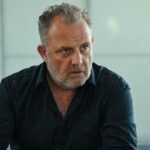 Ο Στάθης σε έντονη συζήτηση με τον Στέφανο στη σειρά Η Γη της Ελιάς