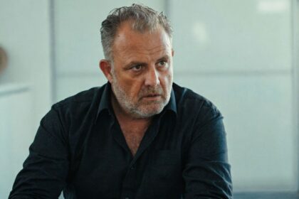 Ο Στάθης σε έντονη συζήτηση με τον Στέφανο στη σειρά Η Γη της Ελιάς