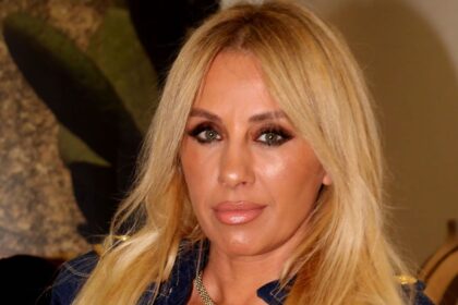 Η Γωγώ Μαστροκώστα χαμογελαστή σε παλαιότερη δημόσια εμφάνισή της