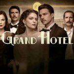 Οι πρωταγωνιστές του Grand Hotel μπροστά από το επιβλητικό ξενοδοχείο στις τελευταίες σκηνές της σειράς.