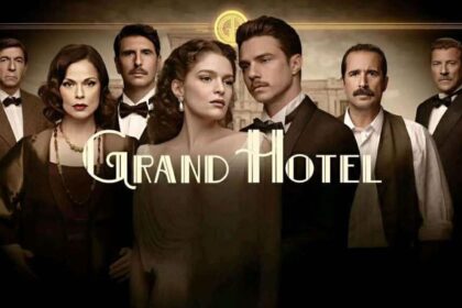 Οι πρωταγωνιστές του Grand Hotel μπροστά από το επιβλητικό ξενοδοχείο στις τελευταίες σκηνές της σειράς.