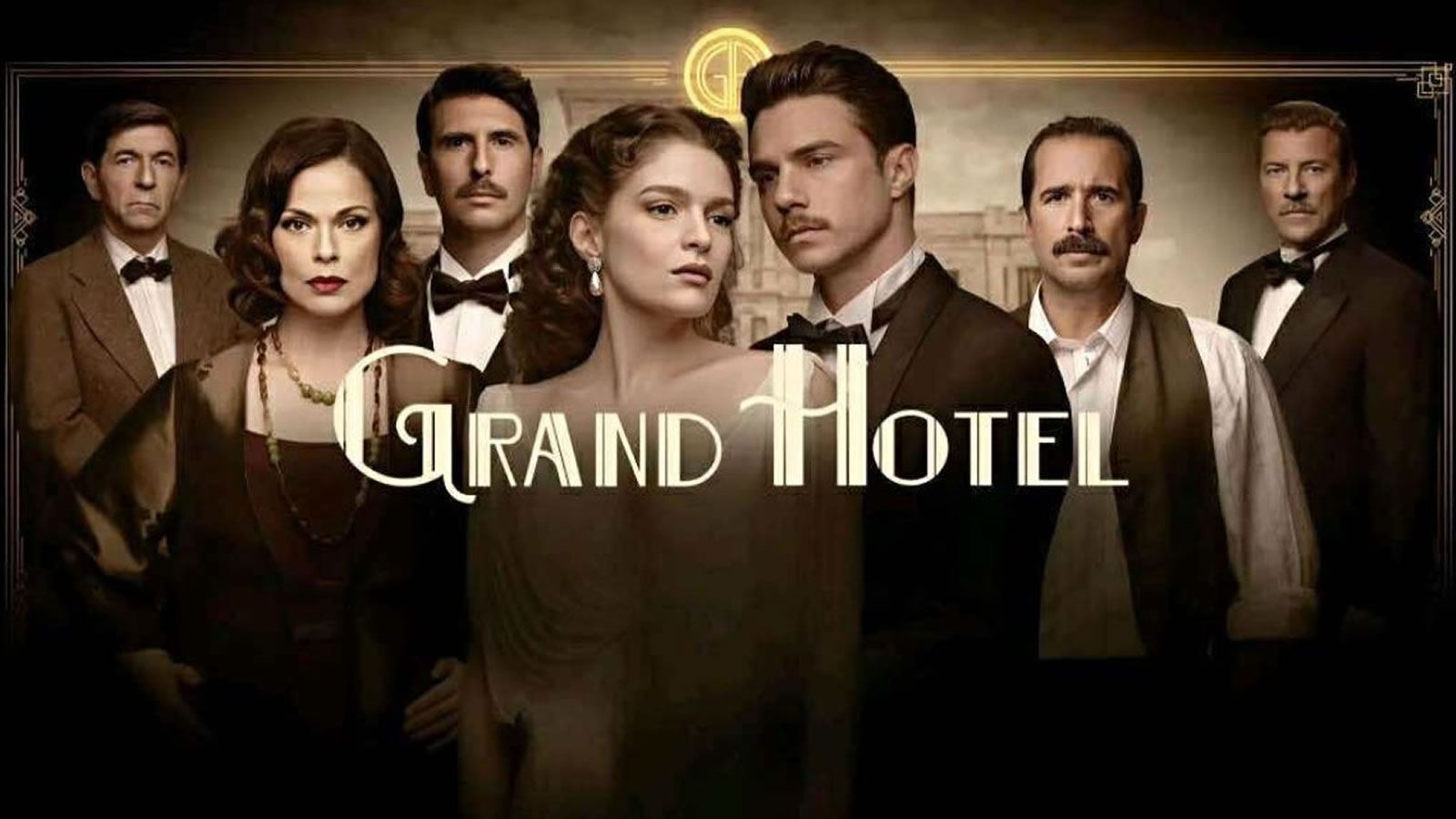 Οι πρωταγωνιστές του Grand Hotel μπροστά από το επιβλητικό ξενοδοχείο στις τελευταίες σκηνές της σειράς.
