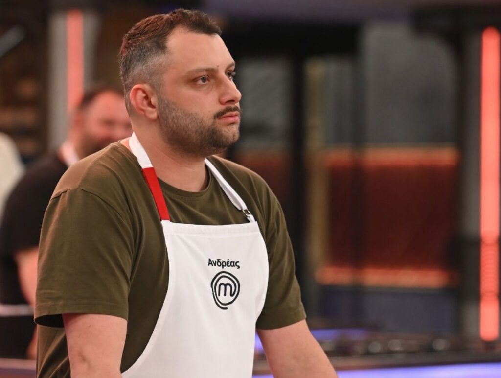  Ο Ανδρέας Batman φορώντας τη μαύρη ποδιά στο MasterChef 10