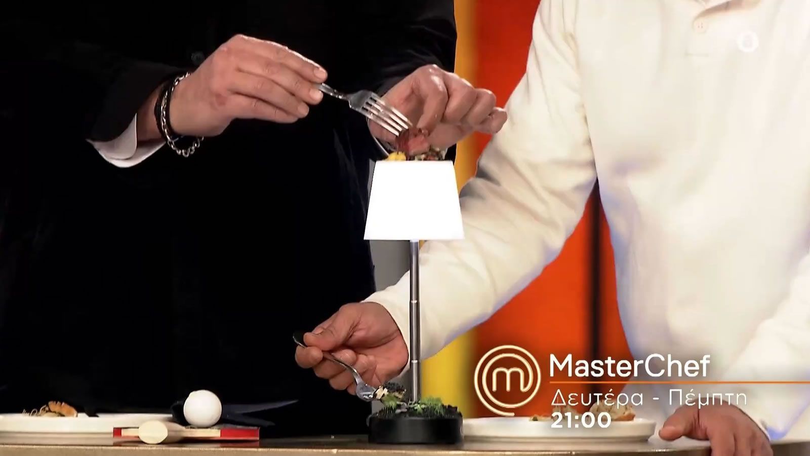 Οι κριτές του MasterChef 10 ανακοινώνουν τη νέα δοκιμασία δημιουργικότητας στις μπριγάδες.