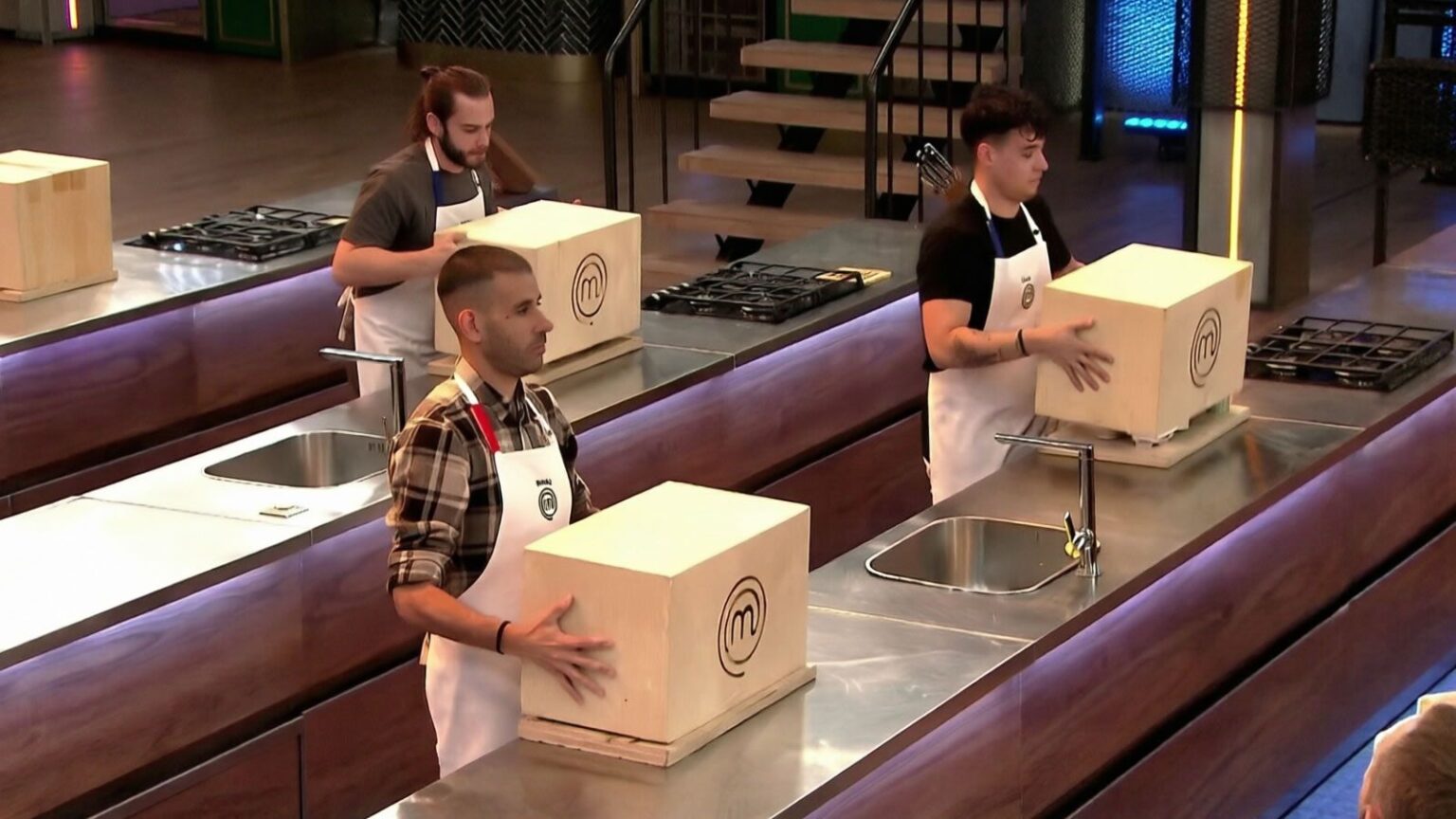 Οι παίκτες του MasterChef 2026 κατά τη διάρκεια της δοκιμασίας του Mystery Box.