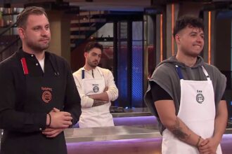 Ο Σαμ με ποδιά στην κουζίνα του MasterChef.
