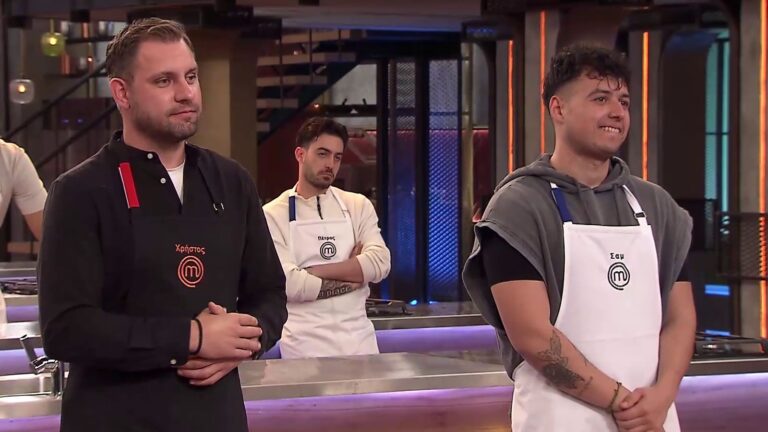 Ο Σαμ με ποδιά στην κουζίνα του MasterChef.