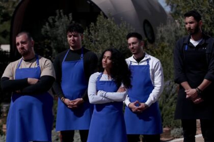 Ο Σαμ και ο Χάρης από τη μπλε ομάδα του MasterChef στο συμβούλιο αποχώρησης.
