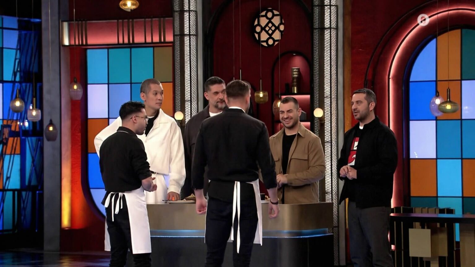 Οι τρεις κριτές του MasterChef 2026 και ο καλεσμένος σεφ Γρηγόρης Κίκης δοκιμάζουν τα πιάτα του Πέτρου και του Χρήστου στον τελικό της Silver Week.