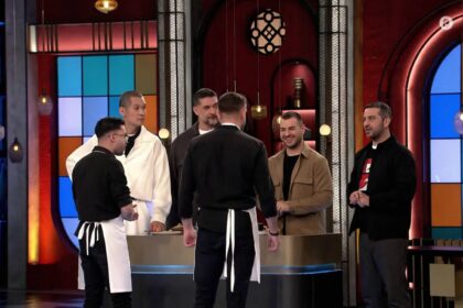 Οι τρεις κριτές του MasterChef 2026 και ο καλεσμένος σεφ Γρηγόρης Κίκης δοκιμάζουν τα πιάτα του Πέτρου και του Χρήστου στον τελικό της Silver Week.