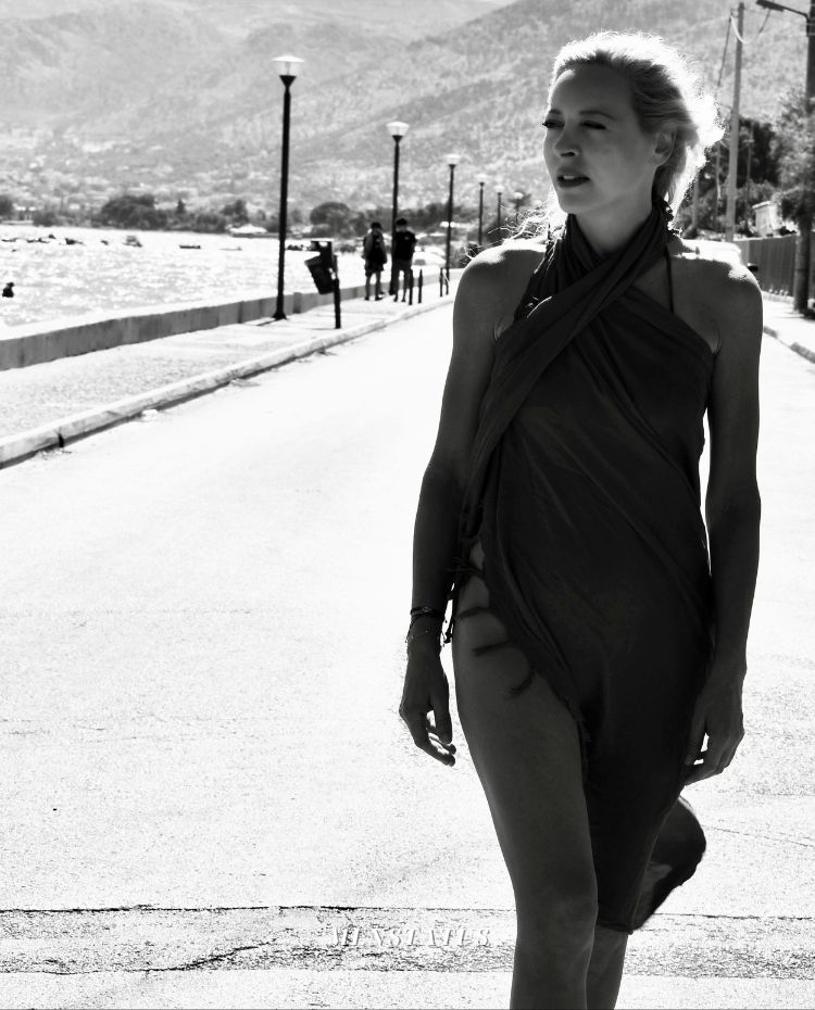 Η Φαίη Ξυλά με καλοκαιρινό look και παρεό περπατά δίπλα στη θάλασσα
