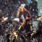 Ο James Hetfield των Metallica τραγουδάει ζωντανά στη σκηνή κατά τη διάρκεια συναυλίας.