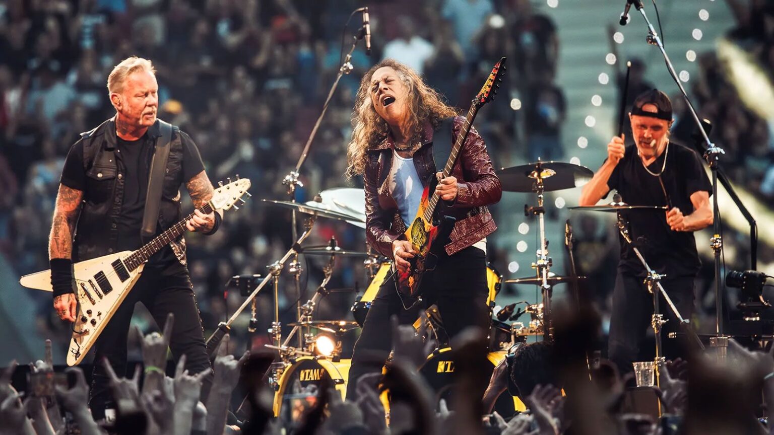 Ο James Hetfield των Metallica τραγουδάει ζωντανά στη σκηνή κατά τη διάρκεια συναυλίας.