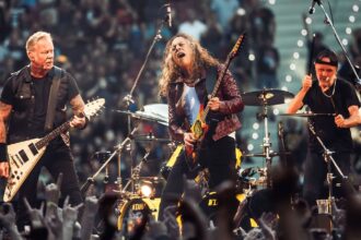 Ο James Hetfield των Metallica τραγουδάει ζωντανά στη σκηνή κατά τη διάρκεια συναυλίας.