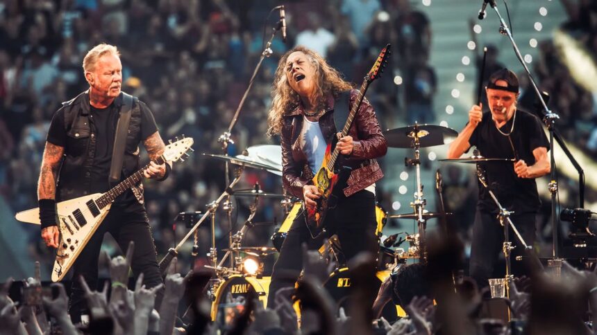 Ο James Hetfield των Metallica τραγουδάει ζωντανά στη σκηνή κατά τη διάρκεια συναυλίας.