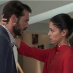 Η Μίνα κοιτάζει προβληματισμένη κρατώντας τον Σάββα