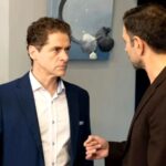 Ο Ορφέας απειλεί τον Οδυσσέα στο γραφείο του για την Ergan στη σειρά Μία νύχτα μόνο.