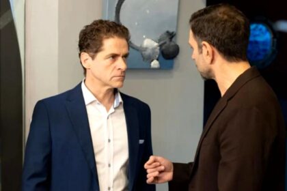 Ο Ορφέας απειλεί τον Οδυσσέα στο γραφείο του για την Ergan στη σειρά Μία νύχτα μόνο.