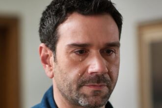 Ο Σταύρος μαθαίνει την αλήθεια για τον πατέρα του στη σειρά Μια Νύχτα Μόνο.