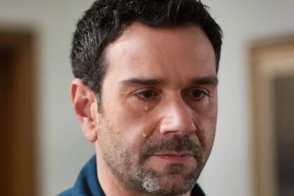 Ο Σταύρος μαθαίνει την αλήθεια για τον πατέρα του στη σειρά Μια Νύχτα Μόνο.