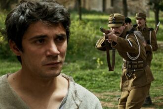 Ο Πέτρος σε δραματική σκηνή μέσα στη φυλακή στη σειρά Οι Αθώοι.