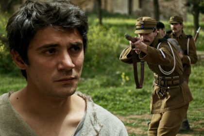 Ο Πέτρος σε δραματική σκηνή μέσα στη φυλακή στη σειρά Οι Αθώοι.